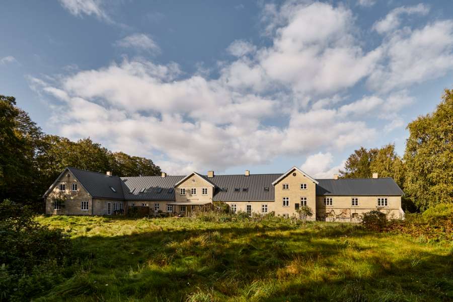 Fart over feltet på istandsat Faxe-herregård med nyt ståltag, Feddet 27, 4640 Faxe